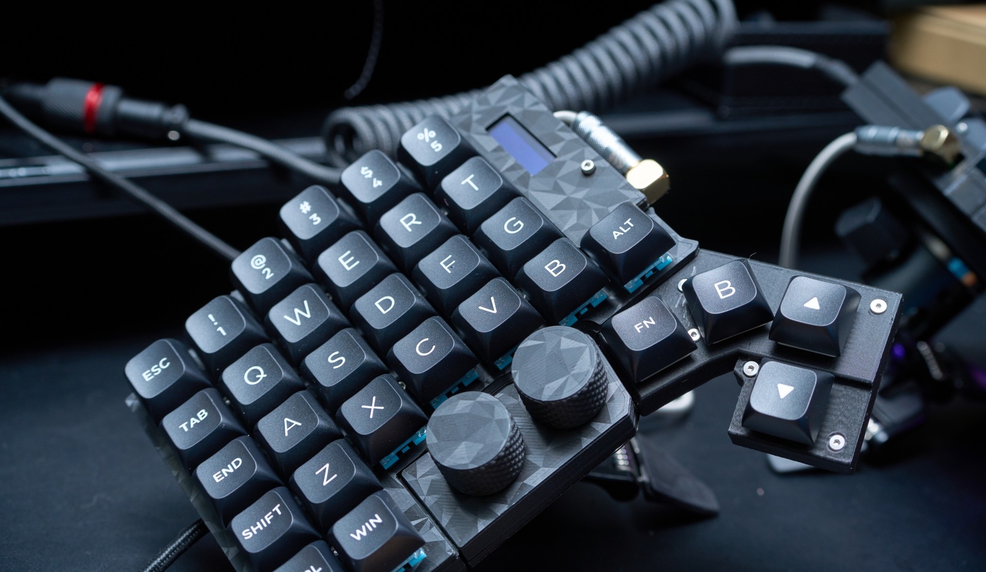 親指にたくさんキーがあるキーボードの画像